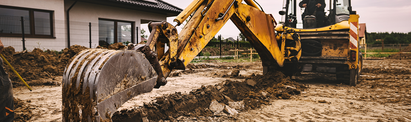 travaux de préparation de terrain d’une maison avec pelle mécanique, nivellement et creusement avant aménagement réalisés par une entreprise de terrassement